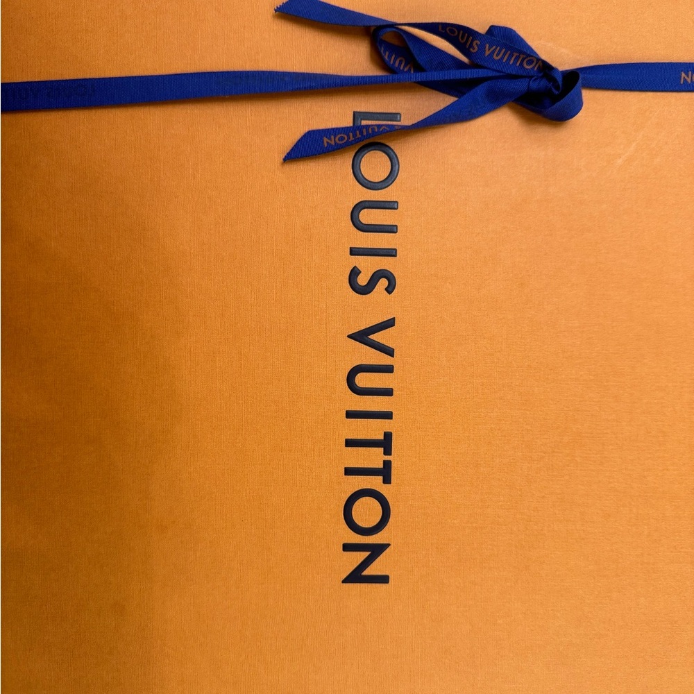 Louis Vuitton - Picture 7 of 8